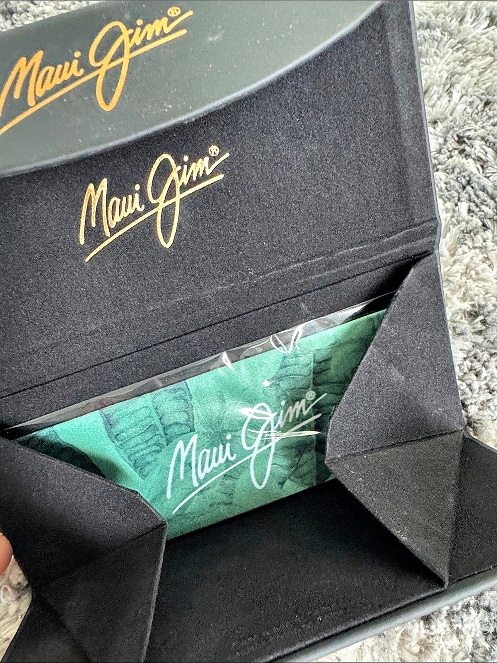 Maui Jim Trifold Sunglasses Case and Cleaning Cloth Black & Green. CASE & CLOTH.